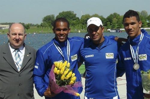 Presidente da CBCa, João Tomasini Schwertner, Erlon Silva, o técnico Pedro Sena e Ronilson Oliveira / Foto: Divulgação